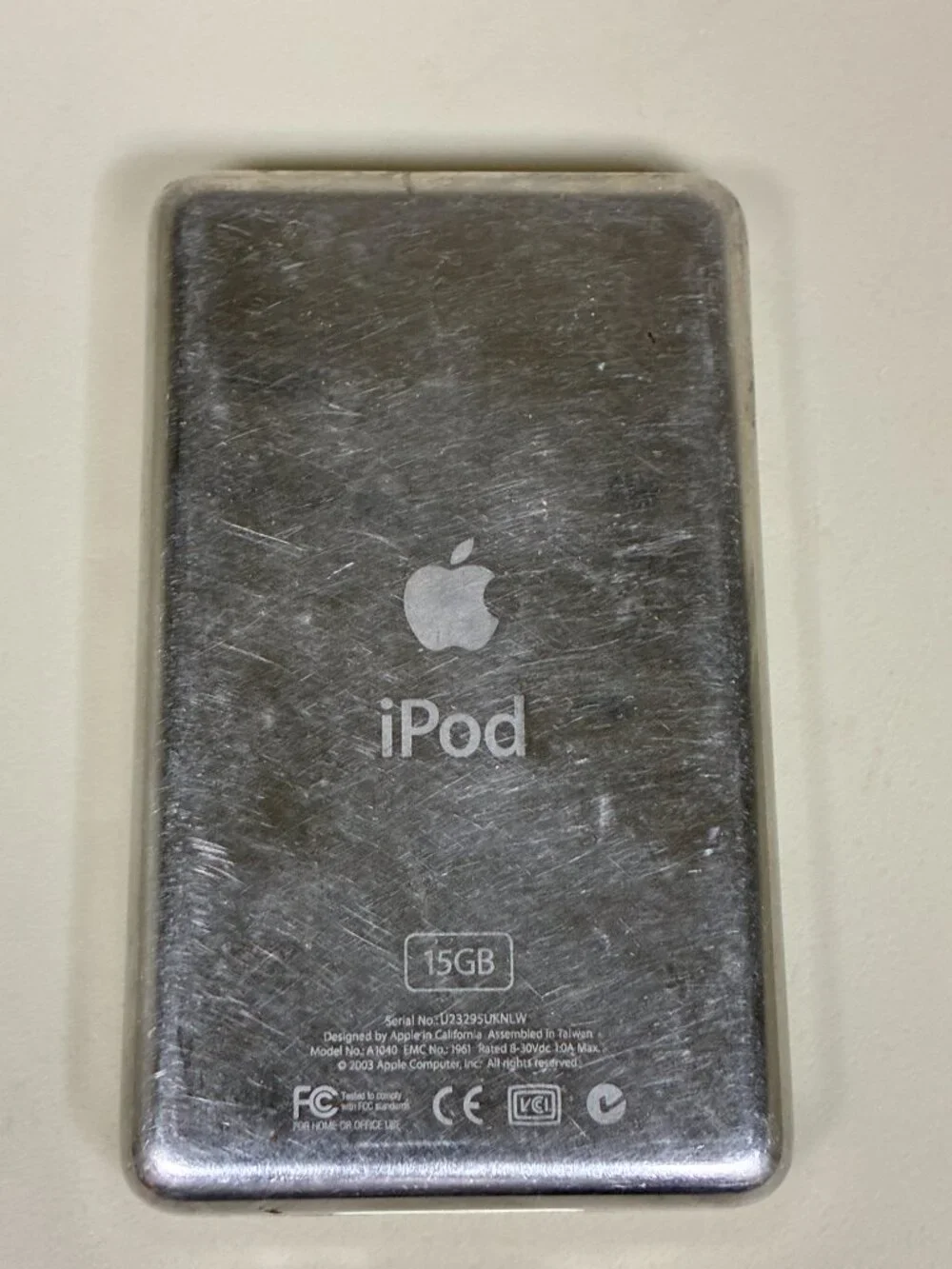 Apple iPod Classic 3rd Gen 15GB White A1040 EMC 1961 2003 MP3 FOR PARTS REPAIR
